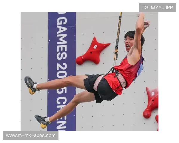 攀岩赛事选手脚滑后凭手指勉强抓住岩点成功翻越